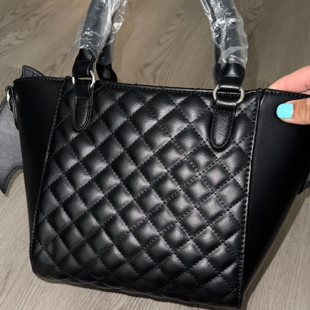 Hot Topic Black Quilted Bat Wing Satchel - Picture 4 of 7